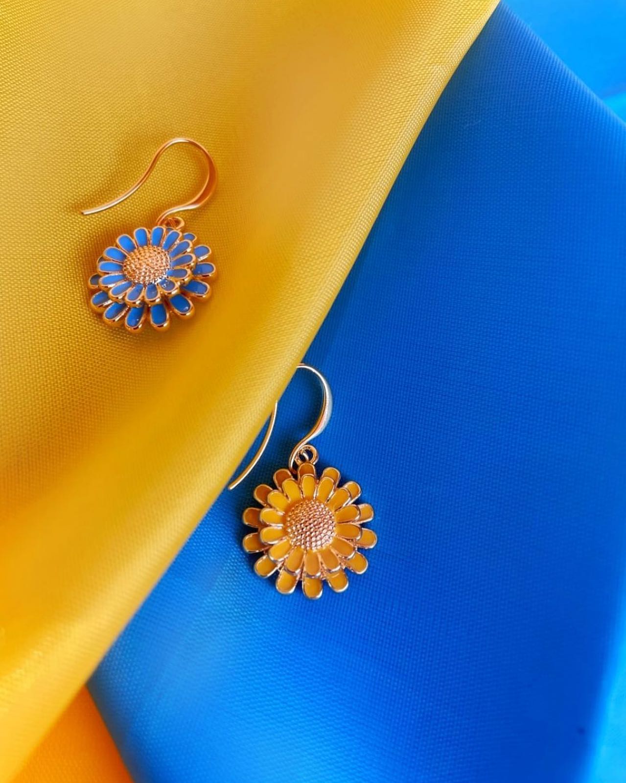Beautiful and original handmade earrings in blue and yellow colors for those who love bright colorings. Be original 😉💙💛. 
#handmadeearrings #blueearrings #yellowearrings #supportukraine🇺🇦 #supportukraine #handmadebyukrainian #ukrainianartist #jewellery #українське #ukrainesupport #buytosupport #aerrings #talentedpeople #supportsmallbusiness #madewithlove #creativesunday #yellow #inspiration #beautifulhandmadejewelry #handmadejewelry 

Follow: 
@handcrafts.ch 
@handcrafts.ch 
@handcrafts.ch