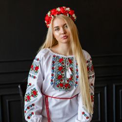 Blusa con ornamento tradizionale