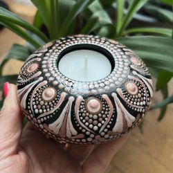 Teelichthalter aus handbemaltem Mandala-Stein