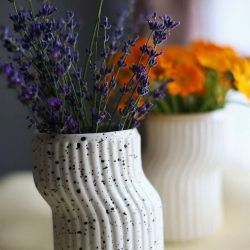 Kleine handgefertigte Vase aus Porzellan