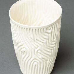 Hohe handgefertigte Vase aus weißem Porzellan