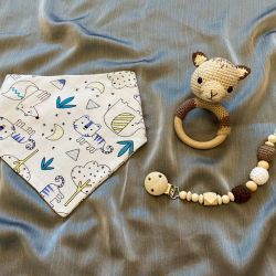 Cat birth box: Rattle, lolette clip and bib