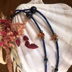 Halskette aus Lapislazuli und Karneol
