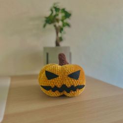 Handgefertigtes, gehäkeltes, geschnitztes Halloween-Kürbis-Plüschtier