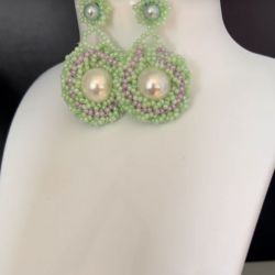 Pearl earrings / green color