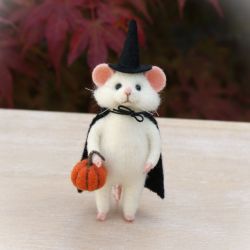 Mouse needle felted with Halloween pumpkin